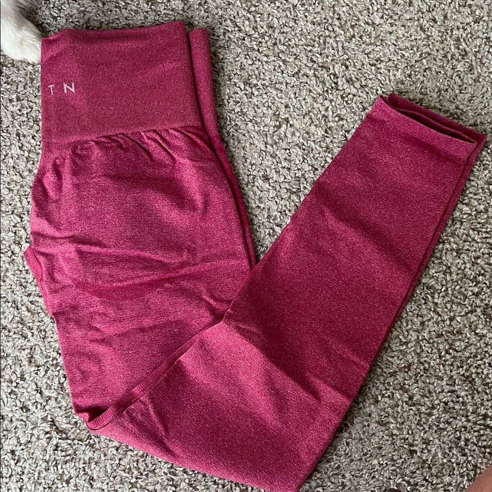 NVGTN Leggings in Vibrant Pink